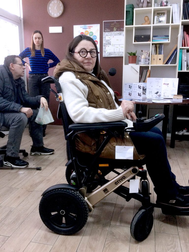 Članica DMSGZ isprobava Erivo električna kolica