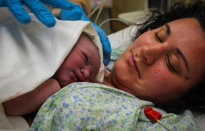 Image Respect konferencije - Majka sa tek rođenom bebom na prsima